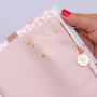 Pochette Planner Pale Pink - detalhe hot stamping bee flower 