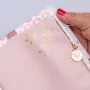 Pochette Planner Pale Pink - detalhe hot stamping bee flower 